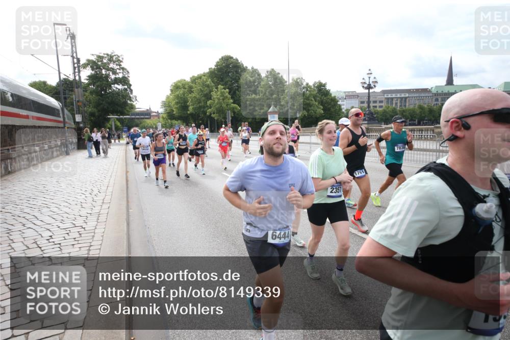 29.06.2025 - hella hamburg halbmarathon Jannik Wohlers http://msf.ph/oto/8149339 29.06.2025 10:19:18 Lombardsbrücke 1145, 1534, 2357, 2405, 2441, 2918, 2993, 2995, 3446, 3678, 4108, 4110, 4170, 4562, 4570, 4979, 5035, 5123, 5251, 5849, 5878, 6444, 6796, 6797, 6872, 6874, 6939, 7248, 7249, 7836, 7917, 8146, 8427, 10349, 10540, 10594, 11999, 12066, 12615, 12618, 12859, 13342, 13567, 13611, 13821, 14054, 14428, 14808, 14953, 14957, 15014, 15323, 15423, 16159, 16190, 16886, 17311, 17613, 17714, 18322, 18335, 18371, 18405, 18417, 18686, 18698, 18755, 18843 meine-sportfotos.de