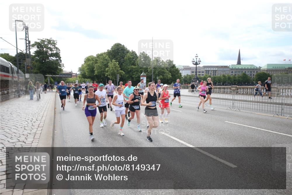 29.06.2025 - hella hamburg halbmarathon Jannik Wohlers http://msf.ph/oto/8149347 29.06.2025 10:19:21 Lombardsbrücke 1145, 1154, 1534, 2357, 2405, 2441, 2918, 3446, 3678, 4108, 4110, 4170, 4562, 4570, 4979, 5123, 5251, 5849, 5878, 6444, 6796, 6797, 6872, 6874, 7248, 7249, 7836, 7917, 8146, 8427, 10349, 10540, 10594, 11036, 11999, 12066, 12615, 12618, 12859, 13342, 13611, 13821, 14054, 14428, 14953, 15014, 15323, 15423, 16016, 16190, 16240, 16886, 17208, 17311, 17613, 17714, 17853, 18322, 18335, 18371, 18405, 18417, 18698, 18755, 18843 meine-sportfotos.de