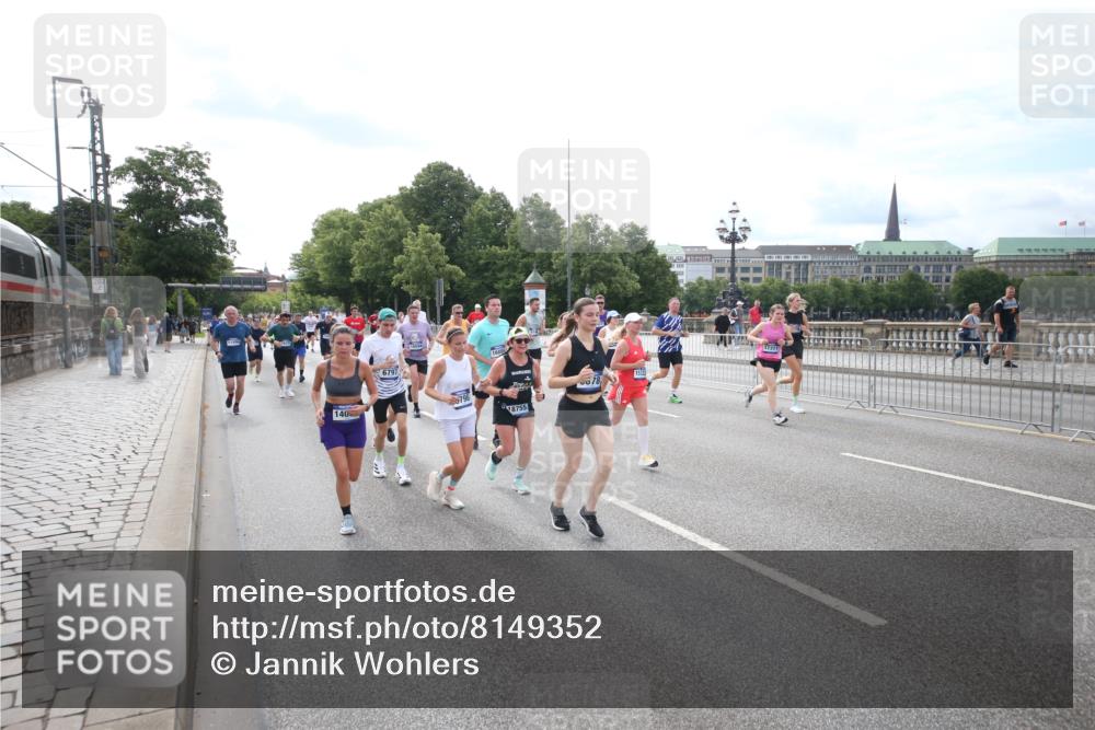 29.06.2025 - hella hamburg halbmarathon Jannik Wohlers http://msf.ph/oto/8149352 29.06.2025 10:19:21 Lombardsbrücke 1145, 1154, 1534, 2357, 2405, 2441, 2918, 3446, 3678, 4108, 4110, 4170, 4562, 4570, 4979, 5123, 5251, 5849, 5878, 6444, 6796, 6797, 6872, 6874, 7248, 7249, 7836, 7917, 8146, 8427, 10349, 10540, 10594, 11036, 11999, 12066, 12615, 12618, 12859, 13342, 13611, 13821, 14054, 14428, 14953, 15014, 15323, 15423, 16016, 16190, 16240, 16886, 17208, 17311, 17613, 17714, 17853, 18322, 18335, 18371, 18405, 18417, 18698, 18755, 18843 meine-sportfotos.de