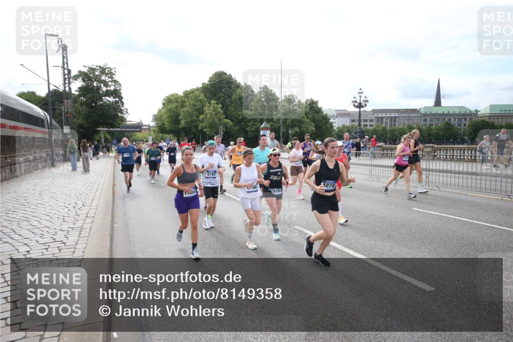 29.06.2025 - hella hamburg halbmarathon Jannik Wohlers http://msf.ph/oto/8149358 29.06.2025 10:19:21 Lombardsbrücke 1145, 1154, 1534, 2357, 2405, 2441, 2918, 3446, 3678, 4108, 4110, 4170, 4562, 4570, 4979, 5123, 5251, 5849, 5878, 6444, 6796, 6797, 6872, 6874, 7248, 7249, 7836, 7917, 8146, 8427, 10349, 10540, 10594, 11036, 11999, 12066, 12615, 12618, 12859, 13342, 13611, 13821, 14054, 14428, 14953, 15014, 15323, 15423, 16016, 16190, 16240, 16886, 17208, 17311, 17613, 17714, 17853, 18322, 18335, 18371, 18405, 18417, 18698, 18755, 18843 meine-sportfotos.de
