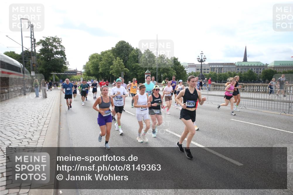 29.06.2025 - hella hamburg halbmarathon Jannik Wohlers http://msf.ph/oto/8149363 29.06.2025 10:19:21 Lombardsbrücke 1145, 1154, 1534, 2357, 2405, 2441, 2918, 3446, 3678, 4108, 4110, 4170, 4562, 4570, 4979, 5123, 5251, 5849, 5878, 6444, 6796, 6797, 6872, 6874, 7248, 7249, 7836, 7917, 8146, 8427, 10349, 10540, 10594, 11036, 11999, 12066, 12615, 12618, 12859, 13342, 13611, 13821, 14054, 14428, 14953, 15014, 15323, 15423, 16016, 16190, 16240, 16886, 17208, 17311, 17613, 17714, 17853, 18322, 18335, 18371, 18405, 18417, 18698, 18755, 18843 meine-sportfotos.de