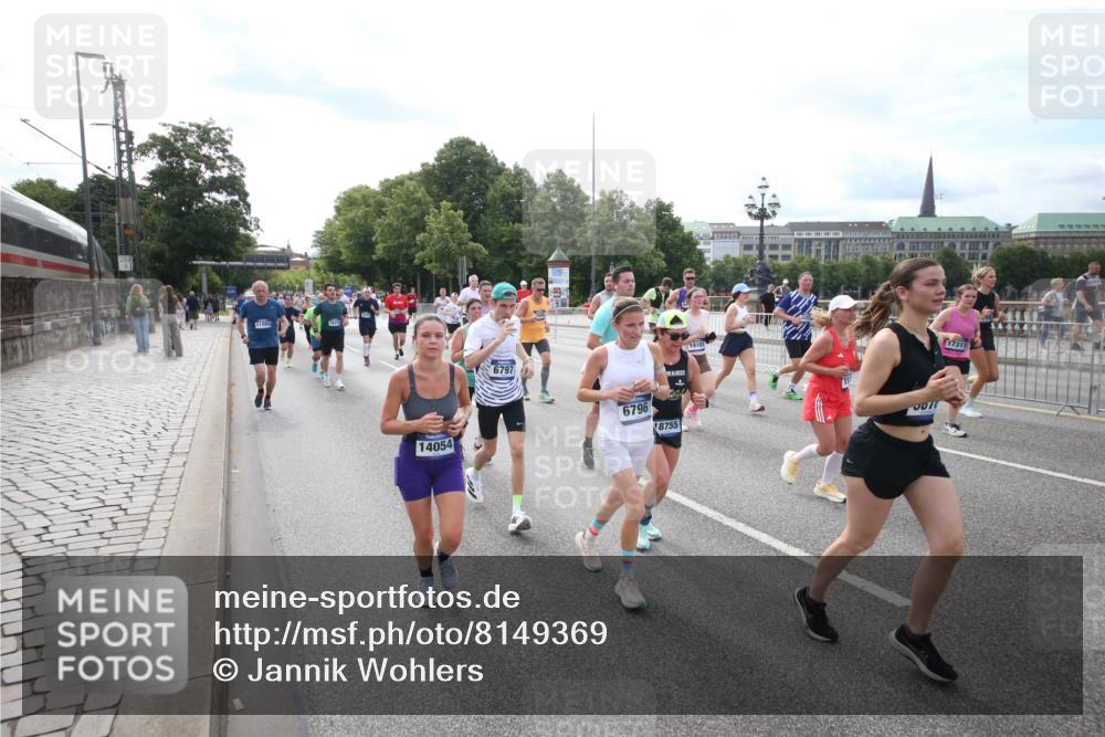 29.06.2025 - hella hamburg halbmarathon Jannik Wohlers http://msf.ph/oto/8149369 29.06.2025 10:19:21 Lombardsbrücke 1145, 1154, 1534, 2357, 2405, 2441, 2918, 3446, 3678, 4108, 4110, 4170, 4562, 4570, 4979, 5123, 5251, 5849, 5878, 6444, 6796, 6797, 6872, 6874, 7248, 7249, 7836, 7917, 8146, 8427, 10349, 10540, 10594, 11036, 11999, 12066, 12615, 12618, 12859, 13342, 13611, 13821, 14054, 14428, 14953, 15014, 15323, 15423, 16016, 16190, 16240, 16886, 17208, 17311, 17613, 17714, 17853, 18322, 18335, 18371, 18405, 18417, 18698, 18755, 18843 meine-sportfotos.de