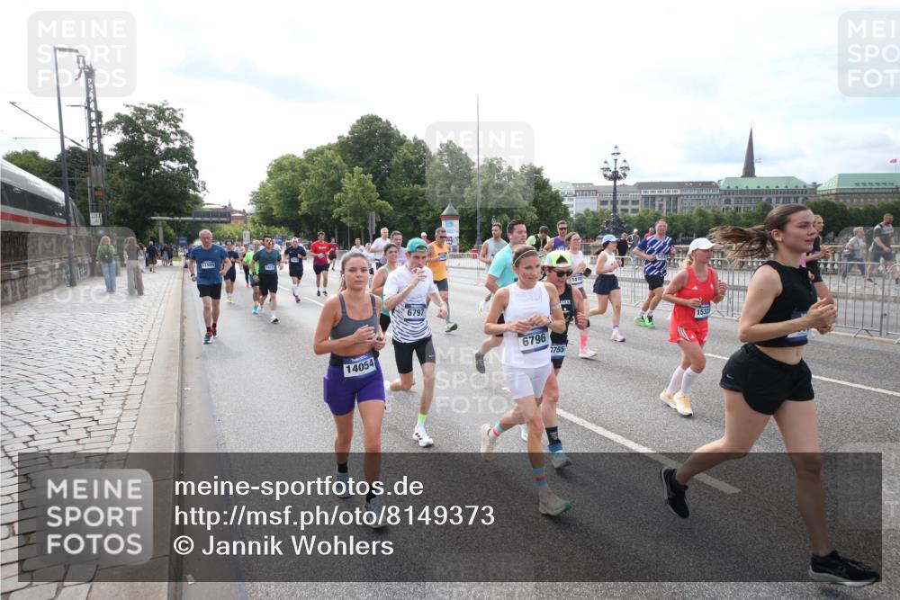 29.06.2025 - hella hamburg halbmarathon Jannik Wohlers http://msf.ph/oto/8149373 29.06.2025 10:19:22 Lombardsbrücke 1145, 1154, 1534, 2357, 2405, 2441, 2918, 3446, 3678, 4108, 4110, 4170, 4562, 4570, 4979, 5251, 5849, 5878, 6444, 6796, 6797, 6872, 6874, 7137, 7248, 7249, 7836, 7917, 8146, 8427, 10349, 10540, 10594, 11036, 11999, 12066, 12615, 12618, 12859, 13342, 13611, 13821, 14054, 14428, 14953, 15014, 15323, 15423, 16016, 16190, 16240, 16480, 16611, 16886, 17123, 17208, 17311, 17613, 17714, 17853, 18322, 18335, 18371, 18405, 18417, 18755, 18843 meine-sportfotos.de