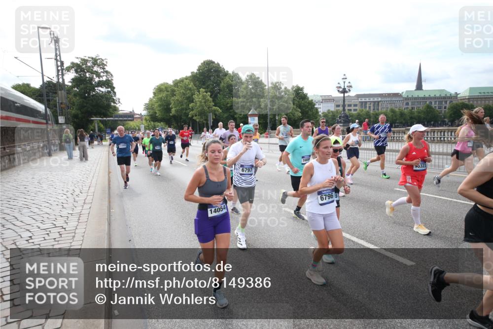29.06.2025 - hella hamburg halbmarathon Jannik Wohlers http://msf.ph/oto/8149386 29.06.2025 10:19:22 Lombardsbrücke 1145, 1154, 1534, 2357, 2405, 2441, 2918, 3446, 3678, 4108, 4110, 4170, 4562, 4570, 4979, 5251, 5849, 5878, 6444, 6796, 6797, 6872, 6874, 7137, 7248, 7249, 7836, 7917, 8146, 8427, 10349, 10540, 10594, 11036, 11999, 12066, 12615, 12618, 12859, 13342, 13611, 13821, 14054, 14428, 14953, 15014, 15323, 15423, 16016, 16190, 16240, 16480, 16611, 16886, 17123, 17208, 17311, 17613, 17714, 17853, 18322, 18335, 18371, 18405, 18417, 18755, 18843 meine-sportfotos.de