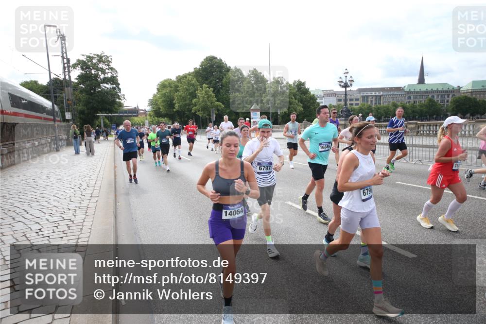 29.06.2025 - hella hamburg halbmarathon Jannik Wohlers http://msf.ph/oto/8149397 29.06.2025 10:19:22 Lombardsbrücke 1145, 1154, 1534, 2357, 2405, 2441, 2918, 3446, 3678, 4108, 4110, 4170, 4562, 4570, 4979, 5251, 5849, 5878, 6444, 6796, 6797, 6872, 6874, 7137, 7248, 7249, 7836, 7917, 8146, 8427, 10349, 10540, 10594, 11036, 11999, 12066, 12615, 12618, 12859, 13342, 13611, 13821, 14054, 14428, 14953, 15014, 15323, 15423, 16016, 16190, 16240, 16480, 16611, 16886, 17123, 17208, 17311, 17613, 17714, 17853, 18322, 18335, 18371, 18405, 18417, 18755, 18843 meine-sportfotos.de
