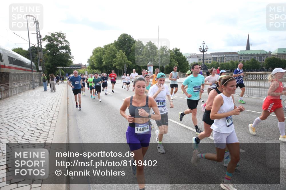 29.06.2025 - hella hamburg halbmarathon Jannik Wohlers http://msf.ph/oto/8149402 29.06.2025 10:19:22 Lombardsbrücke 1145, 1154, 1534, 2357, 2405, 2441, 2918, 3446, 3678, 4108, 4110, 4170, 4562, 4570, 4979, 5251, 5849, 5878, 6444, 6796, 6797, 6872, 6874, 7137, 7248, 7249, 7836, 7917, 8146, 8427, 10349, 10540, 10594, 11036, 11999, 12066, 12615, 12618, 12859, 13342, 13611, 13821, 14054, 14428, 14953, 15014, 15323, 15423, 16016, 16190, 16240, 16480, 16611, 16886, 17123, 17208, 17311, 17613, 17714, 17853, 18322, 18335, 18371, 18405, 18417, 18755, 18843 meine-sportfotos.de