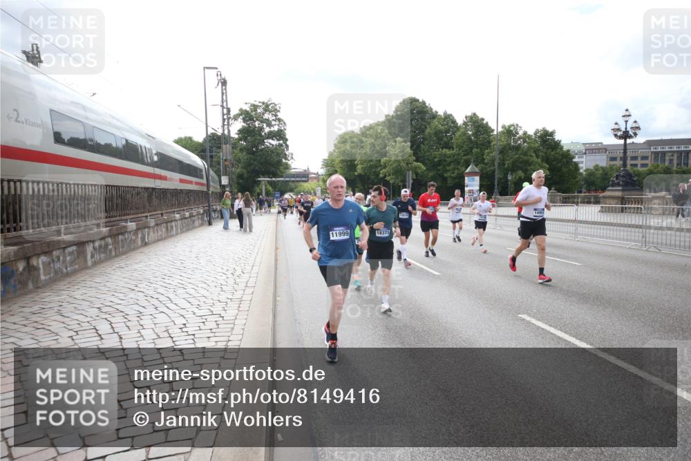 29.06.2025 - hella hamburg halbmarathon Jannik Wohlers http://msf.ph/oto/8149416 29.06.2025 10:19:24 Lombardsbrücke 1154, 1534, 2357, 2405, 2441, 2918, 3678, 4108, 4110, 4170, 4539, 4562, 4570, 5251, 5878, 6444, 6796, 6797, 6872, 6874, 7137, 7248, 7249, 7836, 7917, 8146, 8427, 10349, 10540, 10594, 10622, 11036, 11999, 12066, 12615, 12618, 12859, 13002, 13342, 13611, 13821, 13910, 14054, 14428, 14953, 15323, 15423, 16016, 16190, 16240, 16480, 16611, 16886, 17123, 17208, 17311, 17613, 17714, 17853, 18322, 18335, 18371, 18405, 18417, 18755, 18843 meine-sportfotos.de