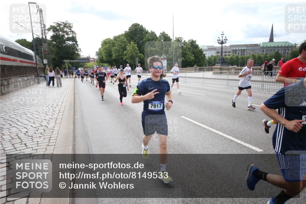 29.06.2025 - hella hamburg halbmarathon Jannik Wohlers http://msf.ph/oto/8149533 29.06.2025 10:19:27 Lombardsbrücke 1110, 1154, 2357, 2405, 2441, 2918, 3678, 4170, 4539, 4562, 4570, 5251, 5397, 5878, 6796, 6797, 6872, 6874, 7137, 7248, 7249, 7836, 7917, 8146, 8427, 10349, 10594, 10622, 11036, 11999, 12066, 12615, 12618, 12859, 13002, 13611, 13634, 13821, 13910, 14054, 14428, 14953, 15323, 15423, 16016, 16190, 16240, 16322, 16480, 16611, 16886, 17123, 17208, 17613, 17853, 18322, 18335, 18371, 18417, 18755, 18843 meine-sportfotos.de