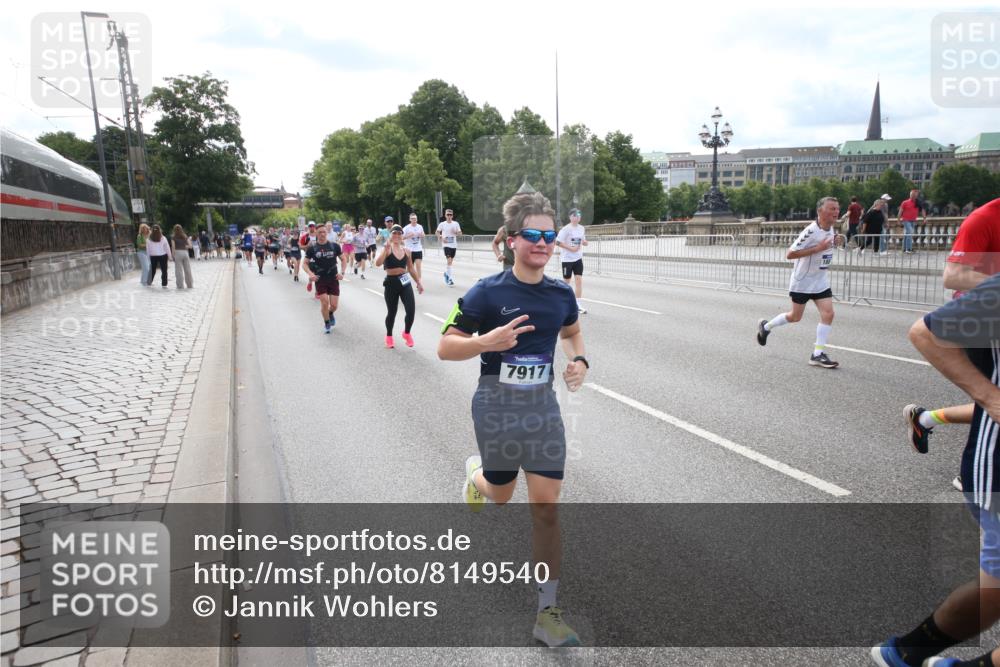 29.06.2025 - hella hamburg halbmarathon Jannik Wohlers http://msf.ph/oto/8149540 29.06.2025 10:19:27 Lombardsbrücke 1110, 1154, 2357, 2405, 2441, 2918, 3678, 4170, 4539, 4562, 4570, 5251, 5397, 5878, 6796, 6797, 6872, 6874, 7137, 7248, 7249, 7836, 7917, 8146, 8427, 10349, 10594, 10622, 11036, 11999, 12066, 12615, 12618, 12859, 13002, 13611, 13634, 13821, 13910, 14054, 14428, 14953, 15323, 15423, 16016, 16190, 16240, 16322, 16480, 16611, 16886, 17123, 17208, 17613, 17853, 18322, 18335, 18371, 18417, 18755, 18843 meine-sportfotos.de