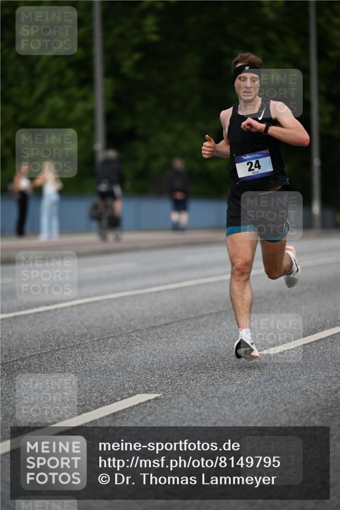 29.06.2025 - hella hamburg halbmarathon Dr. Thomas Lammeyer http://msf.ph/oto/8149795 29.06.2025 09:35:58 Kennedybrücke 24 meine-sportfotos.de