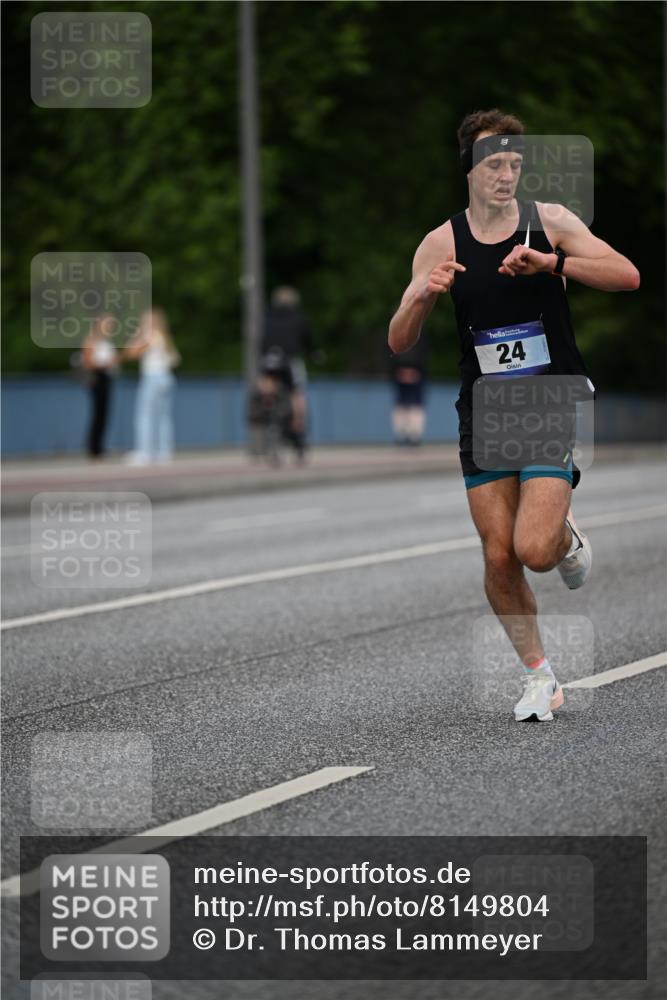 29.06.2025 - hella hamburg halbmarathon Dr. Thomas Lammeyer http://msf.ph/oto/8149804 29.06.2025 09:35:58 Kennedybrücke 24 meine-sportfotos.de