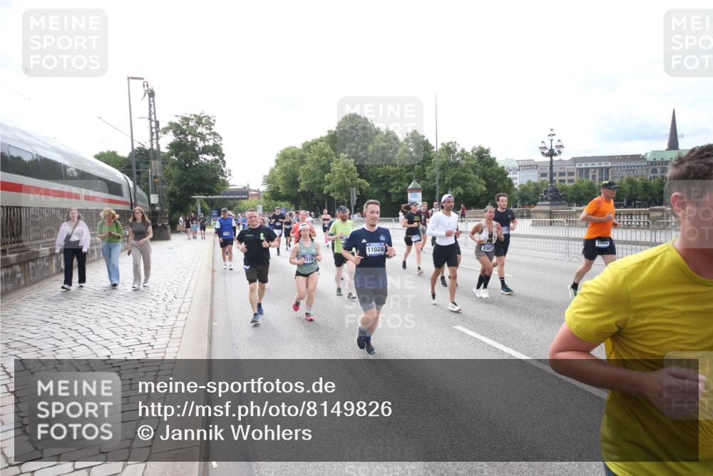 29.06.2025 - hella hamburg halbmarathon Jannik Wohlers http://msf.ph/oto/8149826 29.06.2025 10:19:40 Lombardsbrücke 1110, 1115, 1154, 2064, 3278, 4539, 4585, 4737, 4739, 5397, 5556, 5659, 7137, 7519, 7744, 7808, 8387, 8738, 9196, 10550, 10622, 10701, 11028, 11036, 13002, 13192, 13634, 13910, 14024, 14425, 14564, 15529, 15572, 15619, 15948, 16016, 16164, 16240, 16322, 16480, 16611, 16714, 16991, 17076, 17123, 17208, 17454, 17456, 17853, 17913, 18114, 18368, 18648, 18685 meine-sportfotos.de