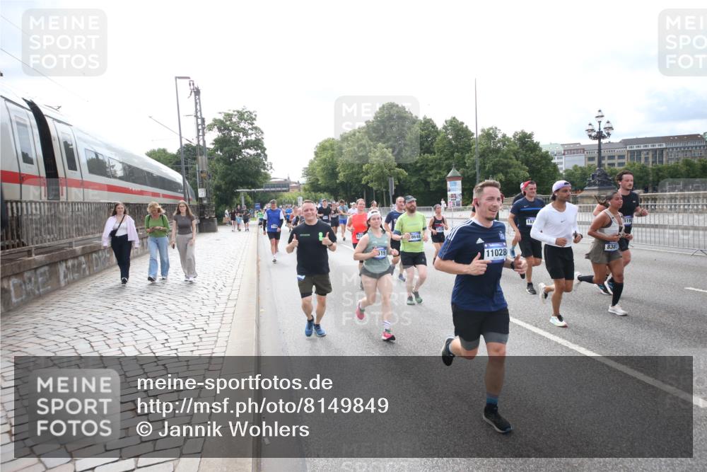 29.06.2025 - hella hamburg halbmarathon Jannik Wohlers http://msf.ph/oto/8149849 29.06.2025 10:19:40 Lombardsbrücke 1110, 1115, 1154, 2064, 3278, 4539, 4585, 4737, 4739, 5397, 5556, 5659, 7137, 7519, 7744, 7808, 8387, 8738, 9196, 10550, 10622, 10701, 11028, 11036, 13002, 13192, 13634, 13910, 14024, 14425, 14564, 15529, 15572, 15619, 15948, 16016, 16164, 16240, 16322, 16480, 16611, 16714, 16991, 17076, 17123, 17208, 17454, 17456, 17853, 17913, 18114, 18368, 18648, 18685 meine-sportfotos.de