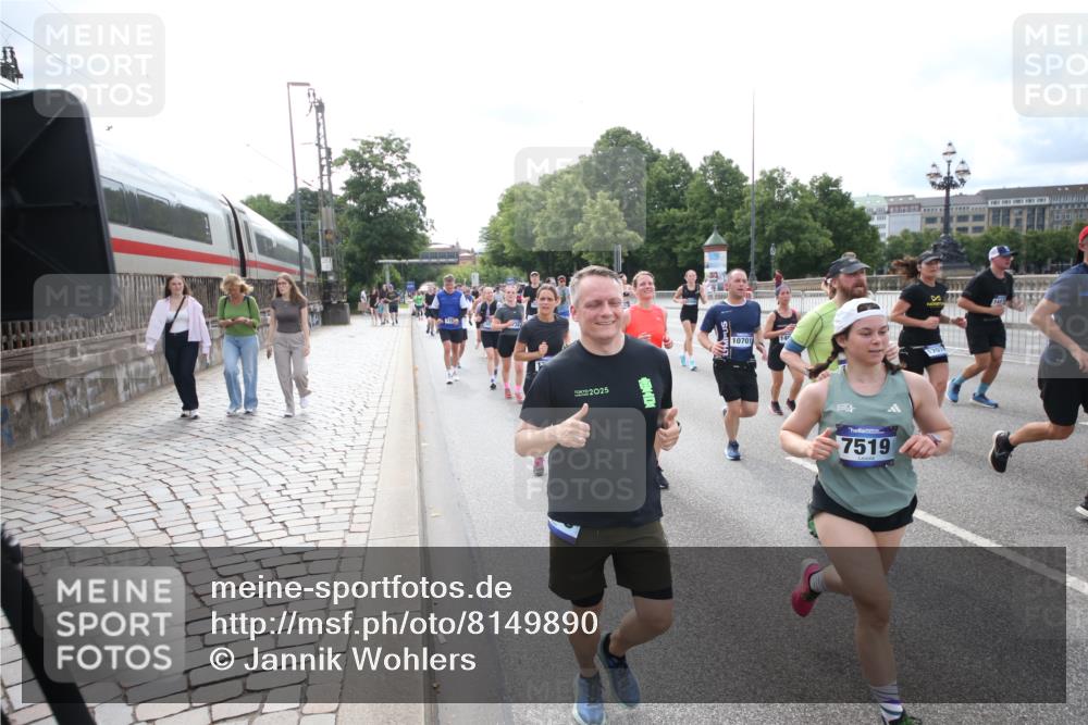 29.06.2025 - hella hamburg halbmarathon Jannik Wohlers http://msf.ph/oto/8149890 29.06.2025 10:19:41 Lombardsbrücke 1110, 1115, 1154, 2064, 3278, 4539, 4585, 4737, 4739, 5397, 5556, 5659, 5811, 5812, 7137, 7519, 7744, 7808, 8387, 8738, 9196, 9735, 10550, 10622, 10701, 11028, 11036, 13002, 13192, 13634, 13910, 14024, 14425, 14564, 15529, 15572, 15619, 15948, 16016, 16164, 16240, 16322, 16480, 16611, 16714, 16991, 17076, 17123, 17208, 17454, 17456, 17853, 17913, 18114, 18368, 18648, 18685 meine-sportfotos.de