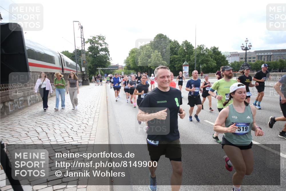 29.06.2025 - hella hamburg halbmarathon Jannik Wohlers http://msf.ph/oto/8149900 29.06.2025 10:19:41 Lombardsbrücke 1110, 1115, 1154, 2064, 3278, 4539, 4585, 4737, 4739, 5397, 5556, 5659, 5811, 5812, 7137, 7519, 7744, 7808, 8387, 8738, 9196, 9735, 10550, 10622, 10701, 11028, 11036, 13002, 13192, 13634, 13910, 14024, 14425, 14564, 15529, 15572, 15619, 15948, 16016, 16164, 16240, 16322, 16480, 16611, 16714, 16991, 17076, 17123, 17208, 17454, 17456, 17853, 17913, 18114, 18368, 18648, 18685 meine-sportfotos.de