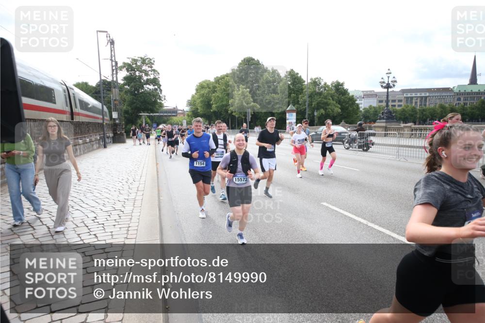 29.06.2025 - hella hamburg halbmarathon Jannik Wohlers http://msf.ph/oto/8149990 29.06.2025 10:19:44 Lombardsbrücke 1110, 1115, 2064, 3278, 3434, 3842, 4539, 4585, 4614, 4737, 4739, 5397, 5556, 5659, 5811, 5812, 7101, 7519, 7739, 7744, 7808, 8387, 8462, 8738, 9136, 9196, 9735, 10414, 10550, 10595, 10622, 10701, 10754, 11028, 13002, 13192, 13634, 13910, 14014, 14024, 14425, 14564, 15529, 15572, 15619, 15948, 16164, 16322, 16714, 16991, 17076, 17454, 17456, 17913, 18114, 18368, 18648, 18685 meine-sportfotos.de