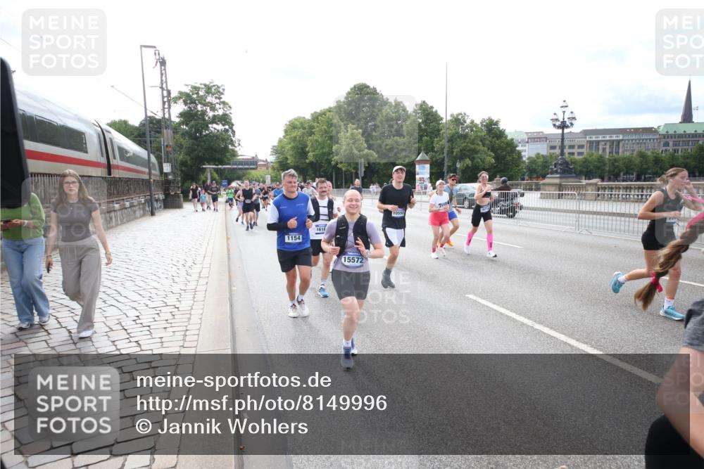 29.06.2025 - hella hamburg halbmarathon Jannik Wohlers http://msf.ph/oto/8149996 29.06.2025 10:19:44 Lombardsbrücke 1110, 1115, 2064, 3278, 3434, 3842, 4539, 4585, 4614, 4737, 4739, 5397, 5556, 5659, 5811, 5812, 7101, 7519, 7739, 7744, 7808, 8387, 8462, 8738, 9136, 9196, 9735, 10414, 10550, 10595, 10622, 10701, 10754, 11028, 13002, 13192, 13634, 13910, 14014, 14024, 14425, 14564, 15529, 15572, 15619, 15948, 16164, 16322, 16714, 16991, 17076, 17454, 17456, 17913, 18114, 18368, 18648, 18685 meine-sportfotos.de