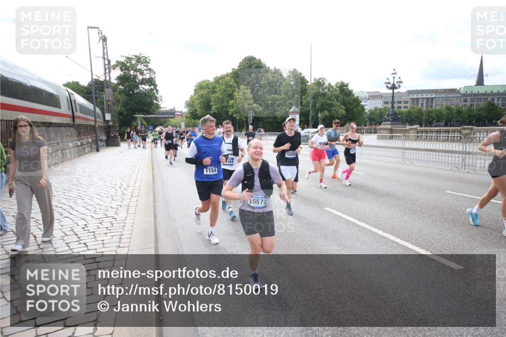 29.06.2025 - hella hamburg halbmarathon Jannik Wohlers http://msf.ph/oto/8150019 29.06.2025 10:19:44 Lombardsbrücke 1110, 1115, 2064, 3278, 3434, 3842, 4539, 4585, 4614, 4737, 4739, 5397, 5556, 5659, 5811, 5812, 7101, 7519, 7739, 7744, 7808, 8387, 8462, 8738, 9136, 9196, 9735, 10414, 10550, 10595, 10622, 10701, 10754, 11028, 13002, 13192, 13634, 13910, 14014, 14024, 14425, 14564, 15529, 15572, 15619, 15948, 16164, 16322, 16714, 16991, 17076, 17454, 17456, 17913, 18114, 18368, 18648, 18685 meine-sportfotos.de