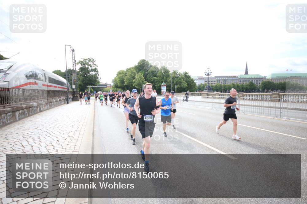 29.06.2025 - hella hamburg halbmarathon Jannik Wohlers http://msf.ph/oto/8150065 29.06.2025 10:19:48 Lombardsbrücke 1046, 1069, 1110, 1115, 2064, 3278, 3434, 3842, 4585, 4614, 4737, 4739, 5397, 5556, 5659, 5811, 5812, 5831, 5937, 7018, 7101, 7519, 7739, 7744, 7808, 8025, 8387, 8462, 8738, 9136, 9196, 9735, 9873, 10414, 10550, 10595, 10701, 10754, 11028, 13013, 13192, 14014, 14024, 14425, 14564, 15481, 15529, 15572, 15619, 15948, 16164, 16714, 16991, 17076, 17454, 17456, 17913, 18114, 18368, 18648, 18685 meine-sportfotos.de