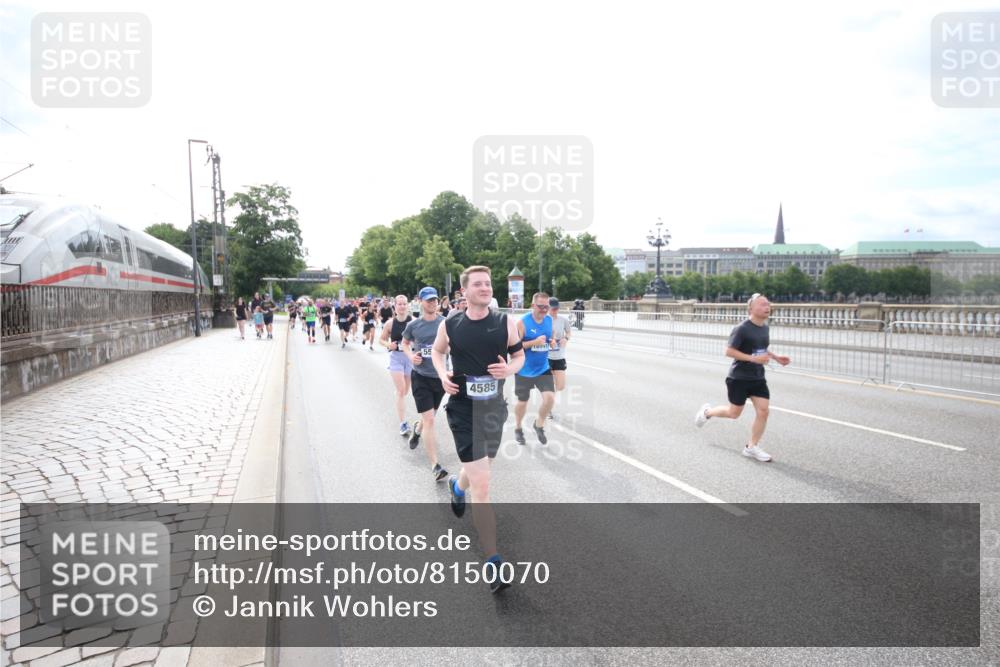29.06.2025 - hella hamburg halbmarathon Jannik Wohlers http://msf.ph/oto/8150070 29.06.2025 10:19:49 Lombardsbrücke 1046, 1069, 1115, 1474, 2064, 3278, 3434, 3842, 4585, 4614, 4737, 4739, 5556, 5659, 5811, 5812, 5831, 5937, 7018, 7101, 7519, 7739, 7744, 7808, 8025, 8387, 8462, 8738, 9136, 9196, 9735, 9873, 10414, 10550, 10595, 10701, 10754, 11028, 13013, 13192, 14014, 14024, 14425, 14564, 15481, 15529, 15572, 15619, 15948, 16164, 16714, 16991, 17076, 17454, 17456, 17913, 18114, 18368, 18648, 18685 meine-sportfotos.de