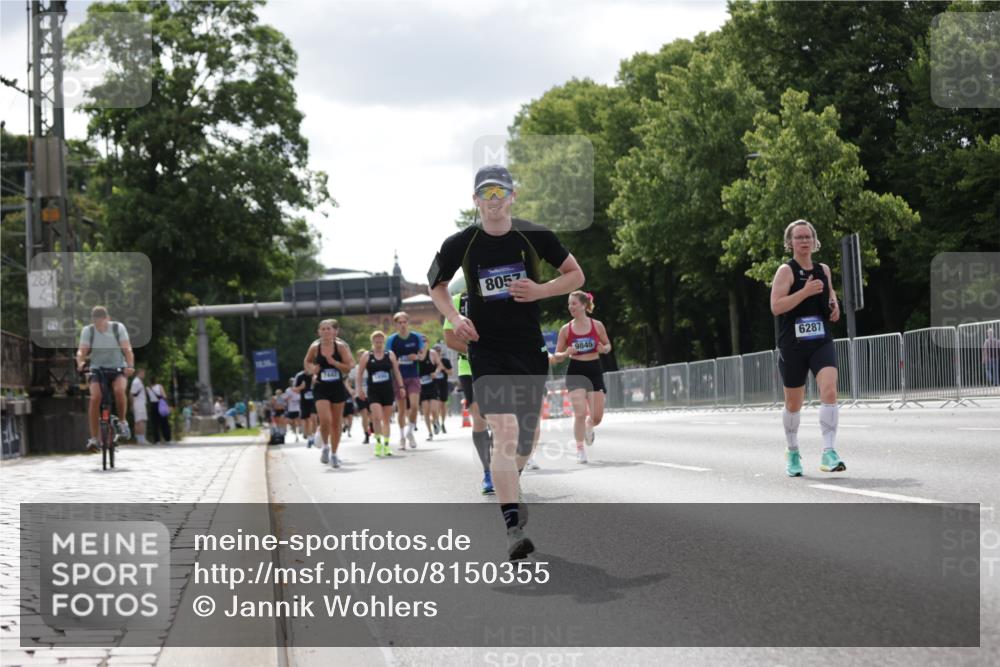 29.06.2025 - hella hamburg halbmarathon Jannik Wohlers http://msf.ph/oto/8150355 29.06.2025 10:13:45 Lombardsbrücke 1194, 1890, 3939, 4032, 4962, 6287, 7442, 7991, 8001, 8057, 8409, 9845, 9886, 11987, 12938, 13285, 13788, 15482, 15840, 17439, 18041, 18236, 18239 meine-sportfotos.de