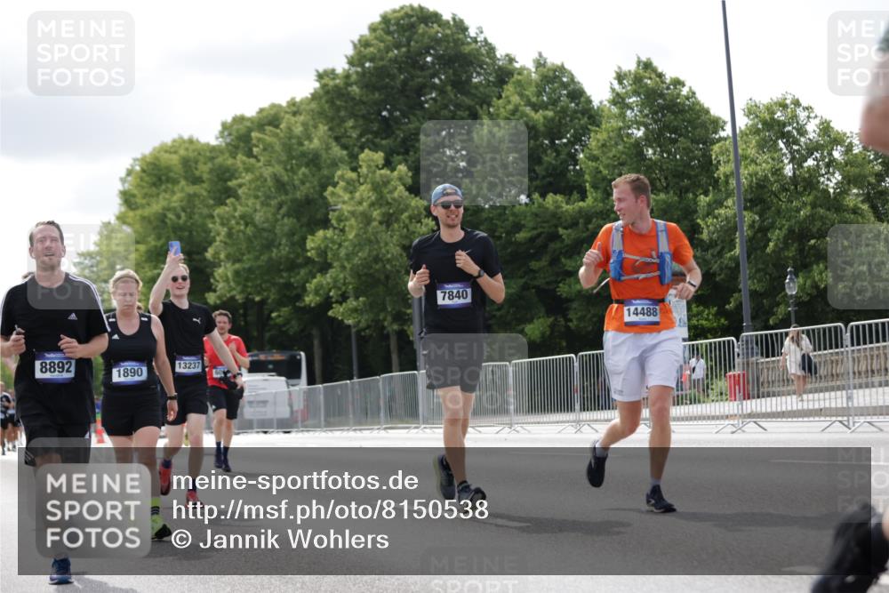 29.06.2025 - hella hamburg halbmarathon Jannik Wohlers http://msf.ph/oto/8150538 29.06.2025 10:13:56 Lombardsbrücke 1406, 2494, 3756, 3939, 4032, 6028, 6083, 6089, 6366, 7209, 7442, 7802, 7840, 7991, 8001, 8057, 8409, 8892, 9845, 10224, 12467, 12938, 13237, 13285, 14488, 16126 meine-sportfotos.de