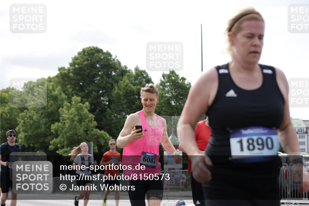 29.06.2025 - hella hamburg halbmarathon Jannik Wohlers http://msf.ph/oto/8150573 29.06.2025 10:14:01 Lombardsbrücke 1406, 2494, 3020, 3756, 3939, 5670, 6028, 6083, 6089, 6366, 7209, 7442, 7802, 7840, 7991, 8001, 8409, 8892, 9845, 10224, 12467, 13237, 13285, 14488, 16126 meine-sportfotos.de