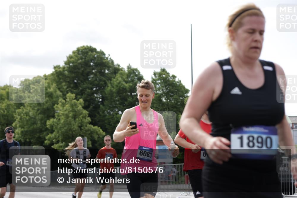29.06.2025 - hella hamburg halbmarathon Jannik Wohlers http://msf.ph/oto/8150576 29.06.2025 10:14:01 Lombardsbrücke 1406, 2494, 3020, 3756, 3939, 5670, 6028, 6083, 6089, 6366, 7209, 7442, 7802, 7840, 7991, 8001, 8409, 8892, 9845, 10224, 12467, 13237, 13285, 14488, 16126 meine-sportfotos.de