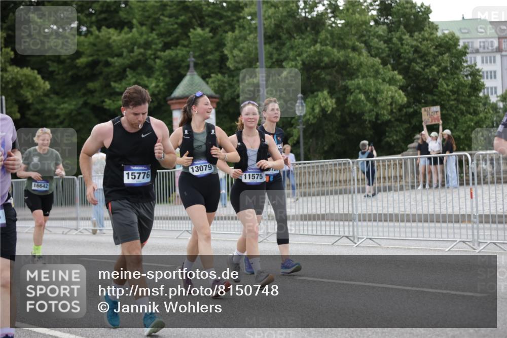 29.06.2025 - hella hamburg halbmarathon Jannik Wohlers http://msf.ph/oto/8150748 29.06.2025 10:51:02 Lombardsbrücke 1617, 1997, 2202, 2308, 2380, 2484, 2485, 2736, 2778, 4652, 4748, 4808, 4878, 5357, 5394, 5716, 5717, 6091, 6945, 6954, 6961, 7769, 7841, 7871, 7992, 8040, 8125, 8672, 9582, 9583, 9763, 10496, 11034, 11268, 11575, 11608, 11609, 11913, 12766, 13079, 13598, 13710, 13769, 15092, 15776, 16258, 16595, 16633, 16642, 16678, 16807, 16928, 19106 meine-sportfotos.de