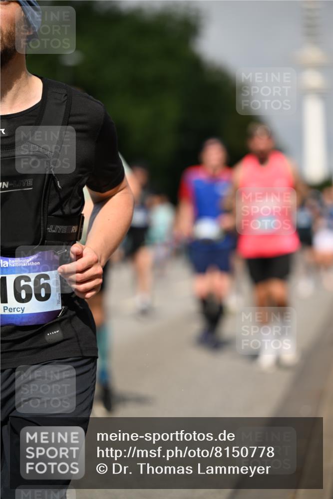 29.06.2025 - hella hamburg halbmarathon Dr. Thomas Lammeyer http://msf.ph/oto/8150778 29.06.2025 10:06:45 Kennedybrücke 1128, 1254, 1414, 1733, 2142, 2685, 2819, 3225, 3780, 3919, 5742, 6166, 6295, 6708, 6752, 6860, 6997, 7049, 7323, 8003, 8364, 8662, 8749, 9006, 10295, 10539, 10866, 11191, 11250 meine-sportfotos.de