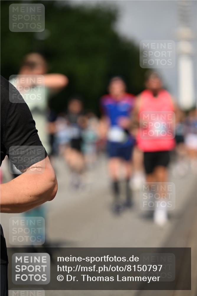 29.06.2025 - hella hamburg halbmarathon Dr. Thomas Lammeyer http://msf.ph/oto/8150797 29.06.2025 10:06:45 Kennedybrücke 1128, 1254, 1414, 1733, 2142, 2685, 2819, 3225, 3780, 3919, 5742, 6166, 6295, 6708, 6752, 6860, 6997, 7049, 7323, 8003, 8364, 8662, 8749, 9006, 10295, 10539, 10866, 11191, 11250 meine-sportfotos.de