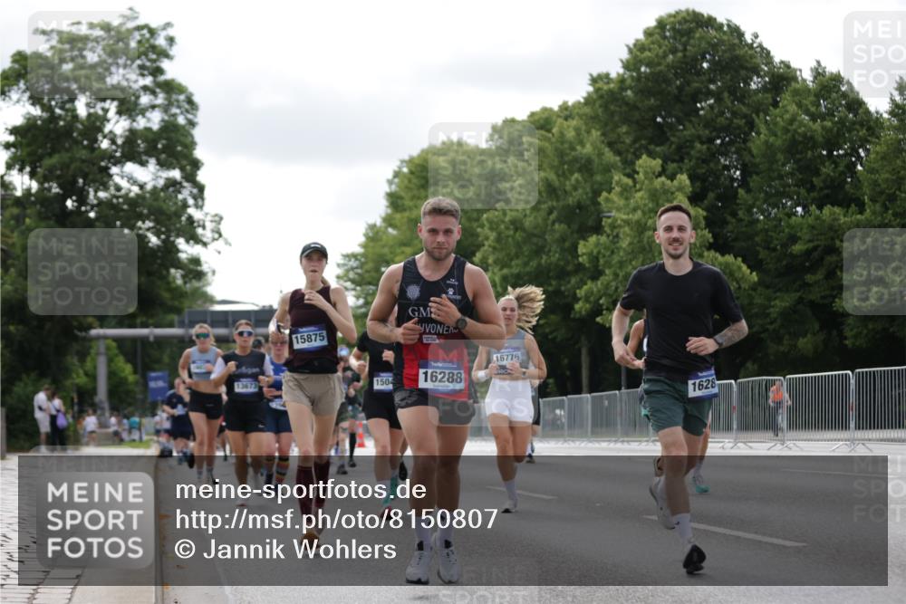 29.06.2025 - hella hamburg halbmarathon Jannik Wohlers http://msf.ph/oto/8150807 29.06.2025 10:14:14 Lombardsbrücke 1406, 1728, 2046, 2494, 2990, 3020, 3154, 3691, 3756, 3834, 5191, 5670, 5981, 6366, 6935, 7802, 8055, 8147, 8755, 9556, 9663, 9709, 10224, 10391, 10610, 12467, 12901, 13366, 13386, 13673, 13674, 15048, 16036, 16167, 16287, 16288, 16776, 17296, 17453, 17975 meine-sportfotos.de