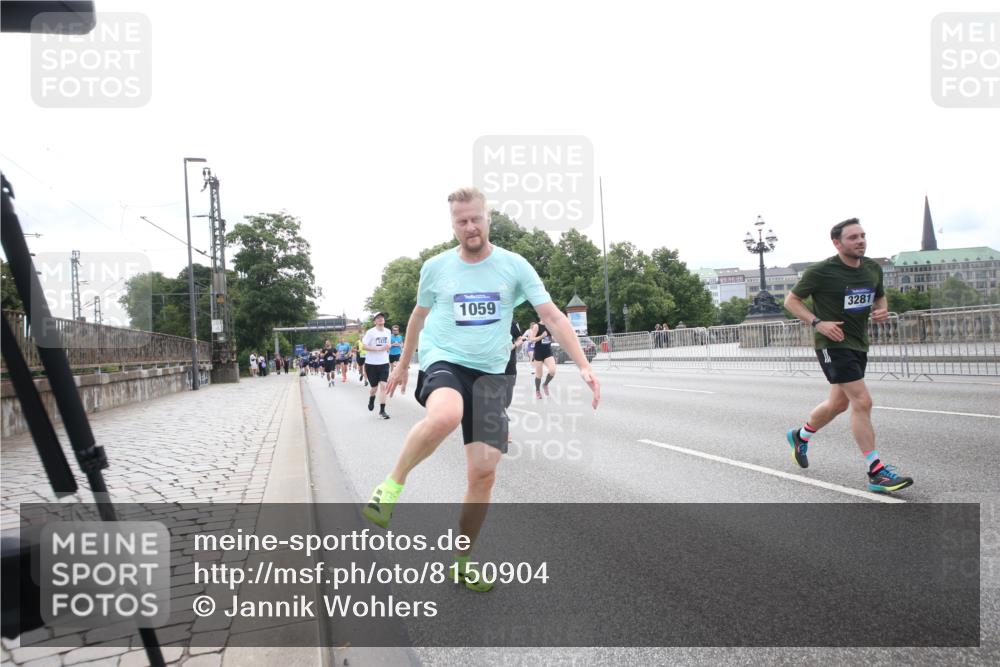 29.06.2025 - hella hamburg halbmarathon Jannik Wohlers http://msf.ph/oto/8150904 29.06.2025 10:30:25 Lombardsbrücke 1059, 1472, 2268, 2505, 2569, 3131, 3281, 4198, 6556, 7071, 7120, 9830, 11981, 11984, 14095, 14216, 14803, 15299, 17742, 18362, 18795, 18860 meine-sportfotos.de