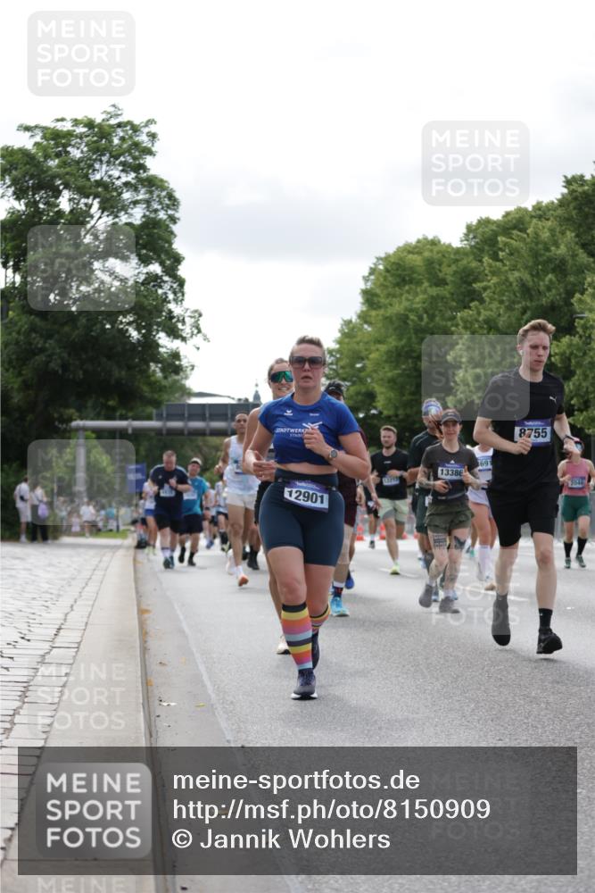 29.06.2025 - hella hamburg halbmarathon Jannik Wohlers http://msf.ph/oto/8150909 29.06.2025 10:14:18 Lombardsbrücke 1071, 1728, 2046, 2601, 2690, 2990, 3020, 3154, 3454, 3691, 3834, 5191, 5670, 5981, 6935, 7195, 8055, 8147, 8755, 9173, 9556, 9663, 9709, 10391, 10610, 11643, 12901, 13212, 13366, 13386, 13673, 13674, 14015, 14497, 15048, 15700, 16036, 16167, 16287, 16288, 16776, 17296, 17453, 17975 meine-sportfotos.de