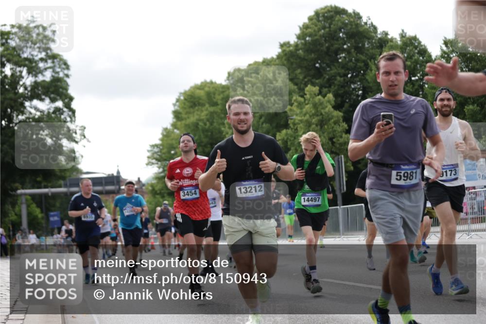 29.06.2025 - hella hamburg halbmarathon Jannik Wohlers http://msf.ph/oto/8150943 29.06.2025 10:14:23 Lombardsbrücke 1071, 1728, 2046, 2601, 2690, 2990, 3025, 3154, 3454, 3691, 3834, 5191, 5608, 5981, 6935, 7195, 7439, 8055, 8147, 8239, 8522, 8755, 9173, 9556, 9663, 9709, 10391, 10610, 10963, 11643, 12901, 13212, 13366, 13386, 13393, 13673, 13674, 14015, 14195, 14452, 14497, 15048, 15700, 16036, 16167, 16287, 16288, 16776, 17296, 17453, 17975, 18015, 18176 meine-sportfotos.de