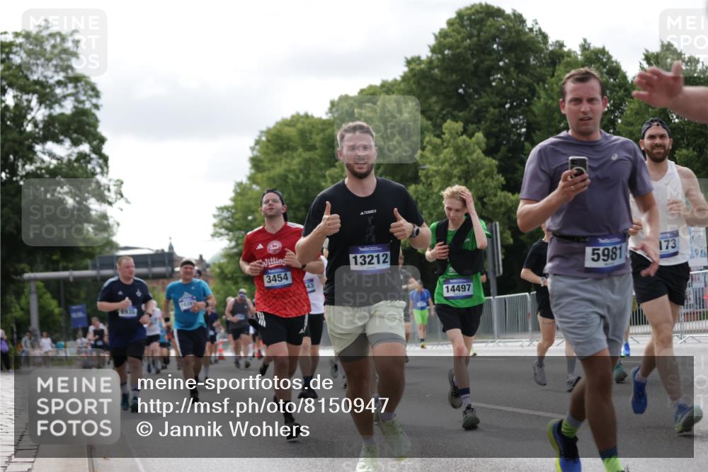 29.06.2025 - hella hamburg halbmarathon Jannik Wohlers http://msf.ph/oto/8150947 29.06.2025 10:14:23 Lombardsbrücke 1071, 1728, 2046, 2601, 2690, 2990, 3025, 3154, 3454, 3691, 3834, 5191, 5608, 5981, 6935, 7195, 7439, 8055, 8147, 8239, 8522, 8755, 9173, 9556, 9663, 9709, 10391, 10610, 10963, 11643, 12901, 13212, 13366, 13386, 13393, 13673, 13674, 14015, 14195, 14452, 14497, 15048, 15700, 16036, 16167, 16287, 16288, 16776, 17296, 17453, 17975, 18015, 18176 meine-sportfotos.de