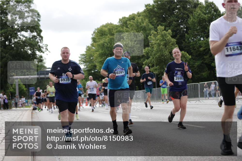 29.06.2025 - hella hamburg halbmarathon Jannik Wohlers http://msf.ph/oto/8150983 29.06.2025 10:14:26 Lombardsbrücke 1071, 1379, 1575, 1728, 2046, 2601, 2690, 3025, 3454, 3691, 4641, 5191, 5608, 5981, 6935, 7195, 7439, 8055, 8239, 8522, 8563, 8755, 8854, 9173, 9556, 9663, 9709, 10391, 10717, 10963, 11611, 11643, 12901, 13212, 13366, 13386, 13393, 13673, 13674, 14015, 14195, 14452, 14497, 14999, 15048, 15700, 16287, 16288, 16776, 17296, 17453, 17708, 17847, 18015, 18176 meine-sportfotos.de