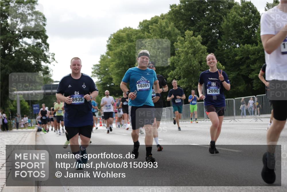 29.06.2025 - hella hamburg halbmarathon Jannik Wohlers http://msf.ph/oto/8150993 29.06.2025 10:14:26 Lombardsbrücke 1071, 1379, 1575, 1728, 2046, 2601, 2690, 3025, 3454, 3691, 4641, 5191, 5608, 5981, 6935, 7195, 7439, 8055, 8239, 8522, 8563, 8755, 8854, 9173, 9556, 9663, 9709, 10391, 10717, 10963, 11611, 11643, 12901, 13212, 13366, 13386, 13393, 13673, 13674, 14015, 14195, 14452, 14497, 14999, 15048, 15700, 16287, 16288, 16776, 17296, 17453, 17708, 17847, 18015, 18176 meine-sportfotos.de