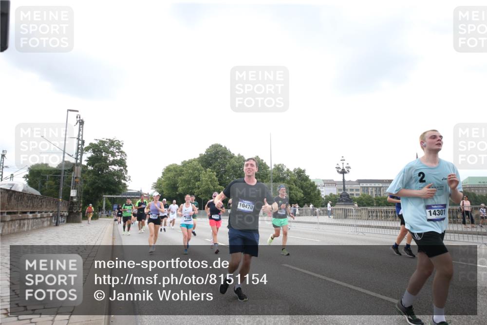 29.06.2025 - hella hamburg halbmarathon Jannik Wohlers http://msf.ph/oto/8151154 29.06.2025 10:32:17 Lombardsbrücke 1199, 1237, 2059, 3422, 3653, 3660, 3670, 3753, 4446, 5783, 5871, 6228, 6312, 6315, 7308, 7309, 7387, 7531, 7633, 7702, 7749, 7750, 9010, 9188, 10013, 10048, 10203, 10277, 10354, 10470, 10624, 10770, 11076, 11248, 12470, 12508, 13335, 14301, 15071, 15171, 15847, 15997, 16129, 16187, 16502, 16898, 16999, 17041, 17102, 17167, 17508, 18069, 18706, 18927, 19156 meine-sportfotos.de