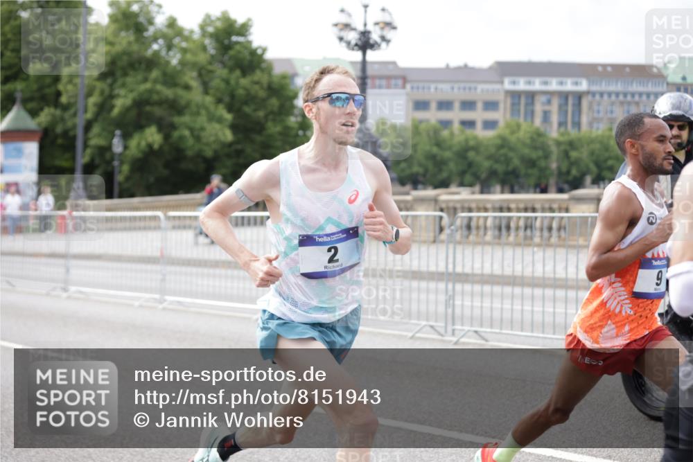 29.06.2025 - hella hamburg halbmarathon Jannik Wohlers http://msf.ph/oto/8151943 29.06.2025 09:31:00 Lombardsbrücke 1, 2, 4, 5, 6, 7, 8, 9, 10, 11, 13, 16, 22, 23, 25, 59 meine-sportfotos.de