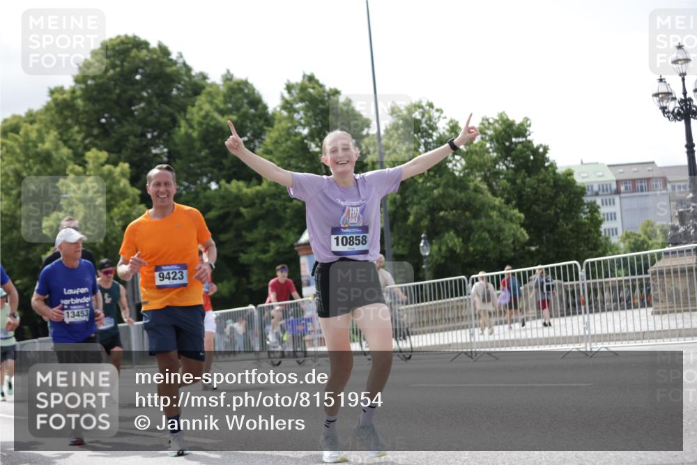 29.06.2025 - hella hamburg halbmarathon Jannik Wohlers http://msf.ph/oto/8151954 29.06.2025 10:14:59 Lombardsbrücke 1524, 2110, 2720, 3417, 3650, 5271, 5739, 5986, 6317, 7452, 7809, 7810, 8256, 9307, 9423, 9847, 9997, 10858, 12457, 12521, 12524, 13197, 13453, 13500, 15150, 15740, 16040, 16041, 17949, 18203, 18252, 18769, 18800, 18939, 19027 meine-sportfotos.de