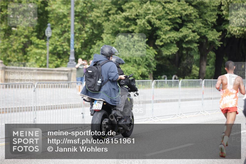 29.06.2025 - hella hamburg halbmarathon Jannik Wohlers http://msf.ph/oto/8151961 29.06.2025 09:31:04 Lombardsbrücke 1, 2, 4, 5, 6, 7, 8, 9, 10, 11, 13, 16, 22, 23, 25, 59 meine-sportfotos.de