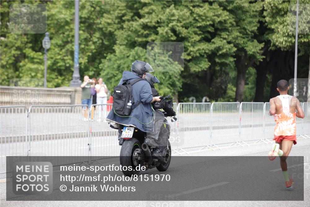 29.06.2025 - hella hamburg halbmarathon Jannik Wohlers http://msf.ph/oto/8151970 29.06.2025 09:31:04 Lombardsbrücke 1, 2, 4, 5, 6, 7, 8, 9, 10, 11, 13, 16, 22, 23, 25, 59 meine-sportfotos.de