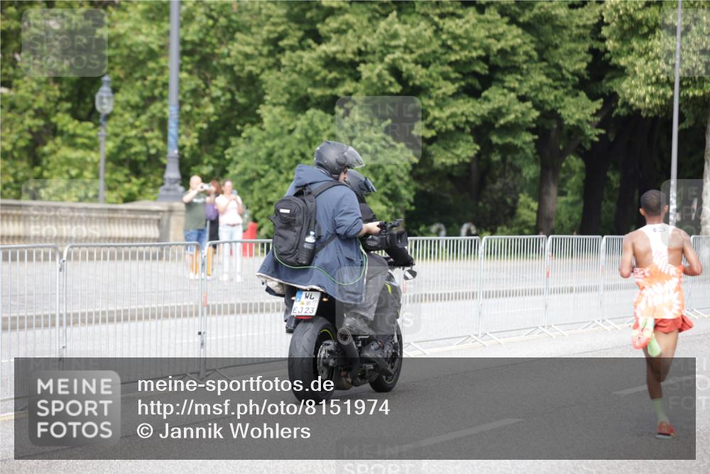 29.06.2025 - hella hamburg halbmarathon Jannik Wohlers http://msf.ph/oto/8151974 29.06.2025 09:31:04 Lombardsbrücke 1, 2, 4, 5, 6, 7, 8, 9, 10, 11, 13, 16, 22, 23, 25, 59 meine-sportfotos.de
