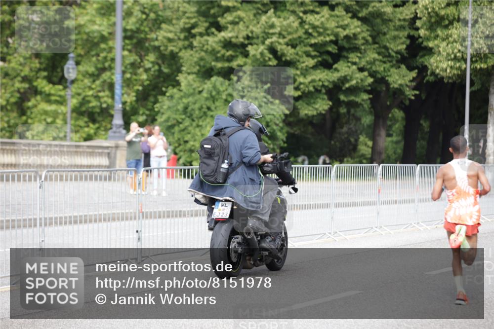 29.06.2025 - hella hamburg halbmarathon Jannik Wohlers http://msf.ph/oto/8151978 29.06.2025 09:31:05 Lombardsbrücke 1, 2, 4, 5, 6, 7, 8, 9, 10, 11, 13, 16, 22, 23, 25, 59 meine-sportfotos.de