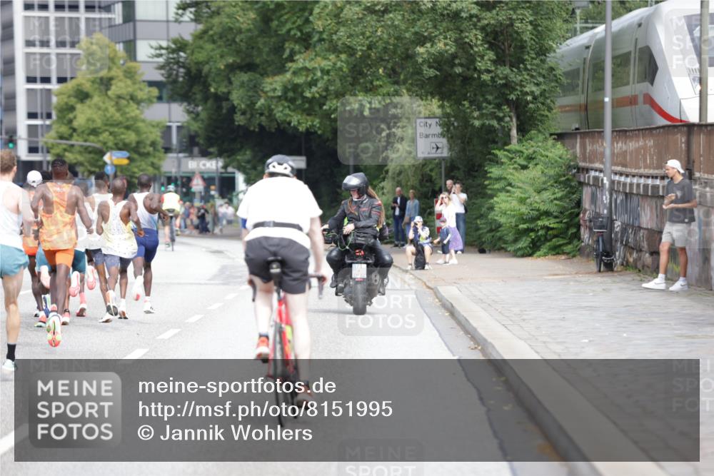 29.06.2025 - hella hamburg halbmarathon Jannik Wohlers http://msf.ph/oto/8151995 29.06.2025 09:31:07 Lombardsbrücke 1, 2, 4, 5, 6, 7, 8, 9, 10, 11, 13, 16, 22, 23, 25, 59 meine-sportfotos.de