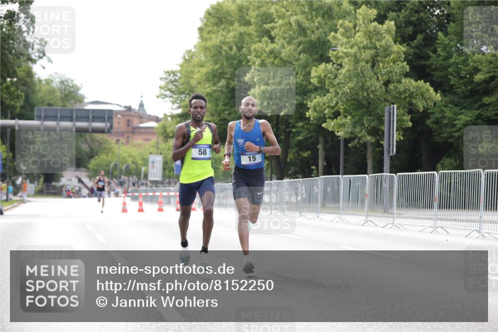 29.06.2025 - hella hamburg halbmarathon Jannik Wohlers http://msf.ph/oto/8152250 29.06.2025 09:31:14 Lombardsbrücke 1, 2, 4, 5, 6, 7, 8, 9, 10, 11, 13, 15, 16, 22, 23, 25, 58, 59 meine-sportfotos.de