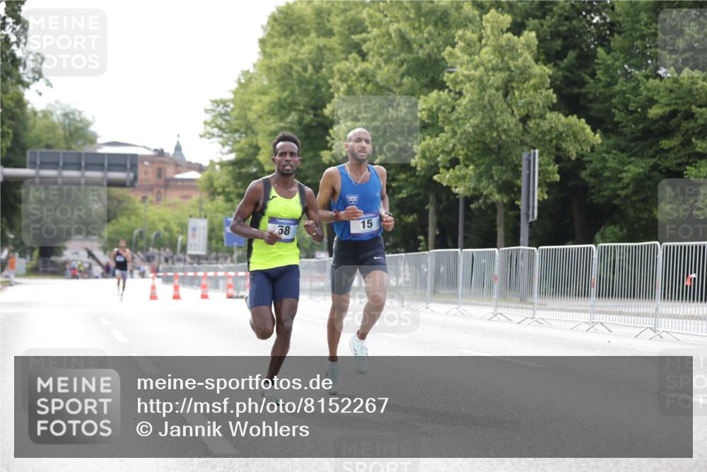 29.06.2025 - hella hamburg halbmarathon Jannik Wohlers http://msf.ph/oto/8152267 29.06.2025 09:31:14 Lombardsbrücke 1, 2, 4, 5, 6, 7, 8, 9, 10, 11, 13, 15, 16, 22, 23, 25, 58, 59 meine-sportfotos.de