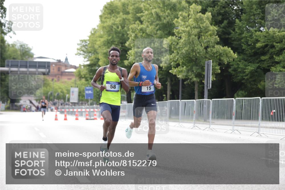 29.06.2025 - hella hamburg halbmarathon Jannik Wohlers http://msf.ph/oto/8152279 29.06.2025 09:31:15 Lombardsbrücke 1, 2, 4, 5, 6, 7, 8, 9, 10, 11, 13, 15, 16, 22, 23, 25, 58, 59 meine-sportfotos.de