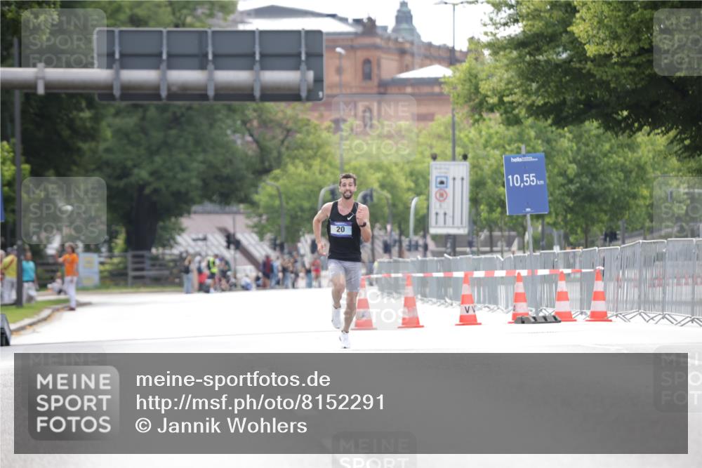 29.06.2025 - hella hamburg halbmarathon Jannik Wohlers http://msf.ph/oto/8152291 29.06.2025 09:31:17 Lombardsbrücke 1, 2, 4, 5, 6, 7, 8, 9, 10, 11, 13, 15, 16, 22, 23, 25, 58, 59 meine-sportfotos.de